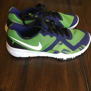 NIKE FLEX control II size 7Y NWOT